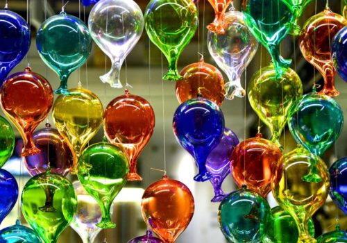 Glass in Venice: stories and protagonists, from the backstage to the workshops to the designer extra