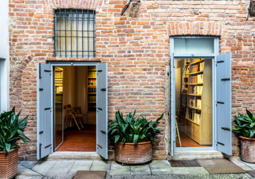 “Obstinate” since birth: the new condominium library in the heart of Milan