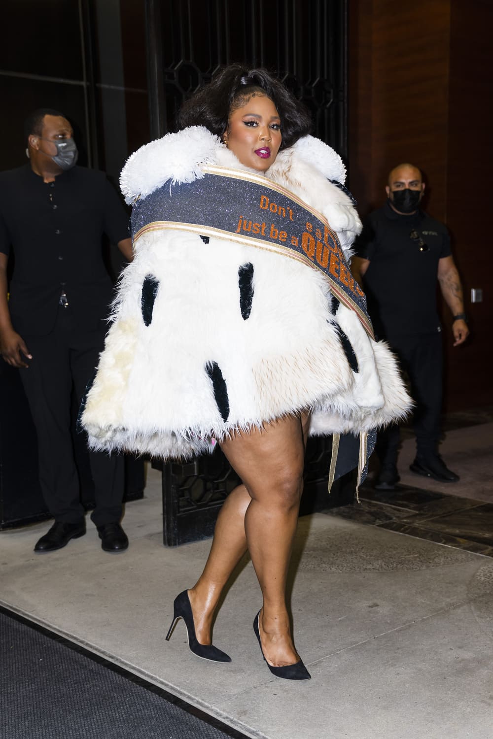 Lizzo wearing faux-ermine dress with ‘Don’t Be a Drag Just Be a Queen’ sash by Viktor&Rolf, New York City, 2021. Ph. ©Gotham, GC Images, Getty Images