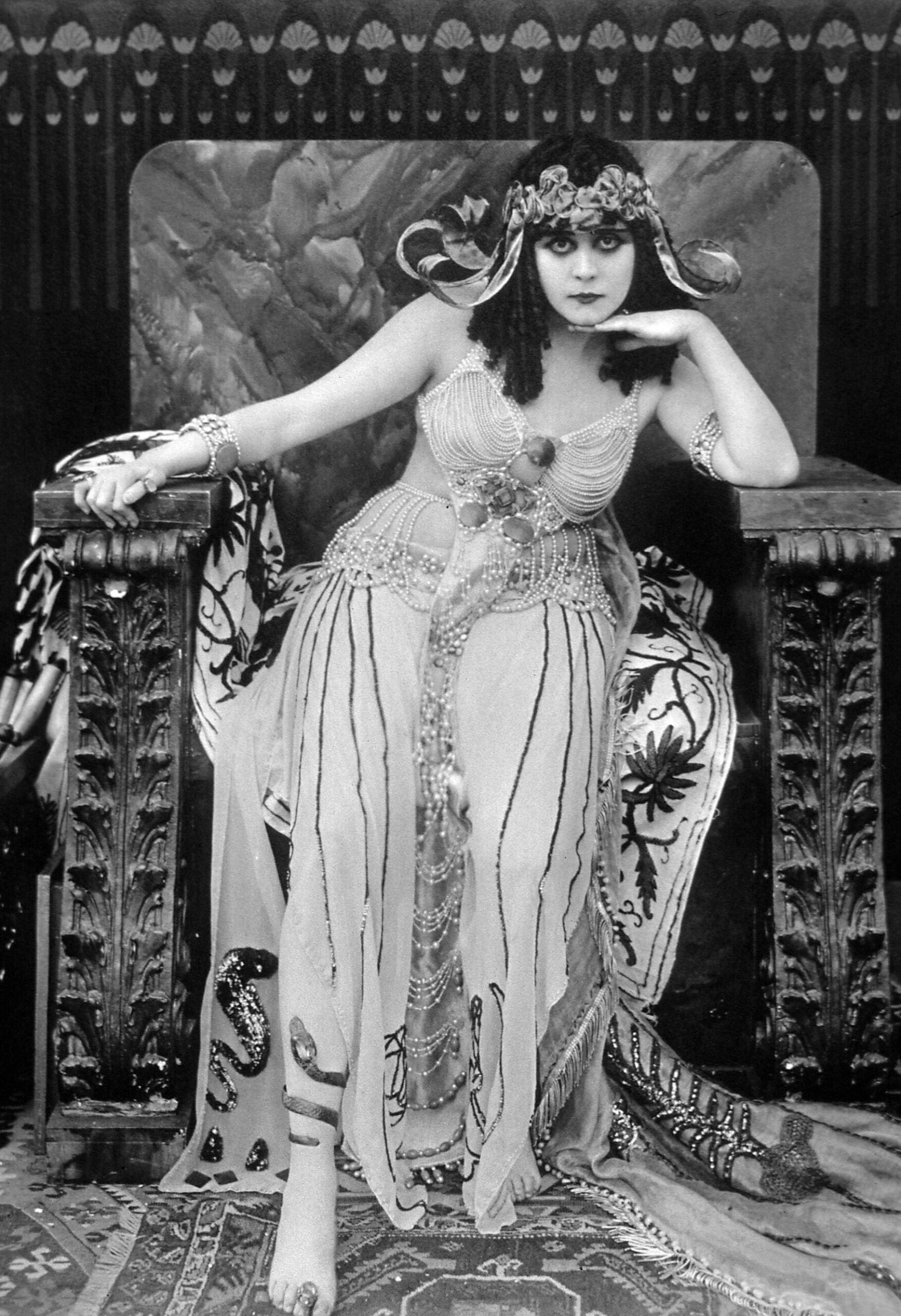 Photo of Theda Bara as Cleopatra for film the ‘Cleopatra’, 1917. Dir. J. Gordon Edwards. Screen Prod, Photo nonstop, Alamy Stock Photo